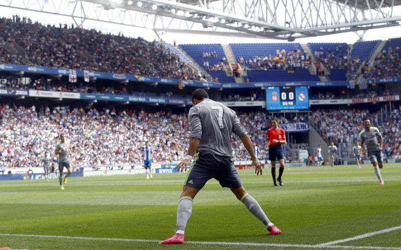 Real Madrid's Cristiano Ronaldo celebrates a goal against Espanyol during their Spanish first division soccer match in Cornella de Llobregat, near Barcelona, Spain, September 12, 2015. REUTERS/Albert Gea